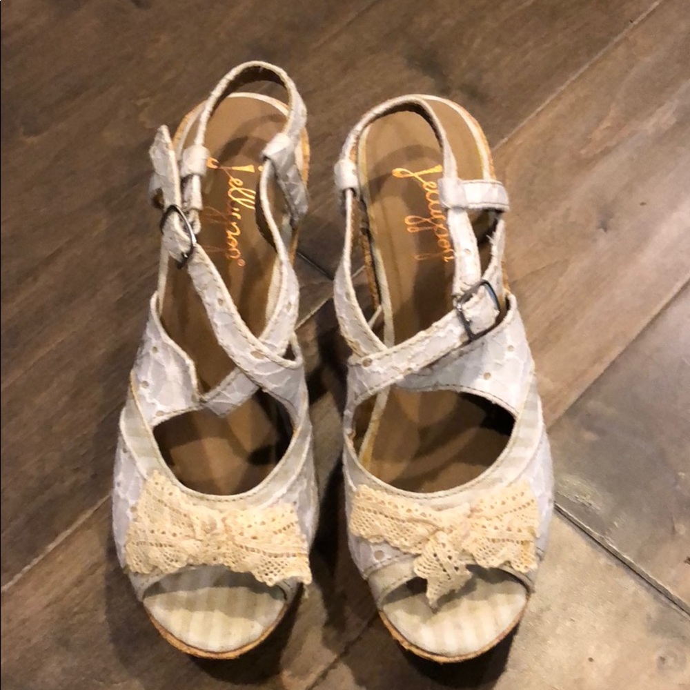 Eyelet fabric wedges